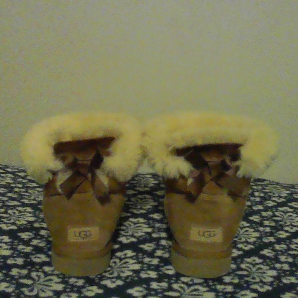 Pre-Owned Ugg Boots With A Bow On The Back